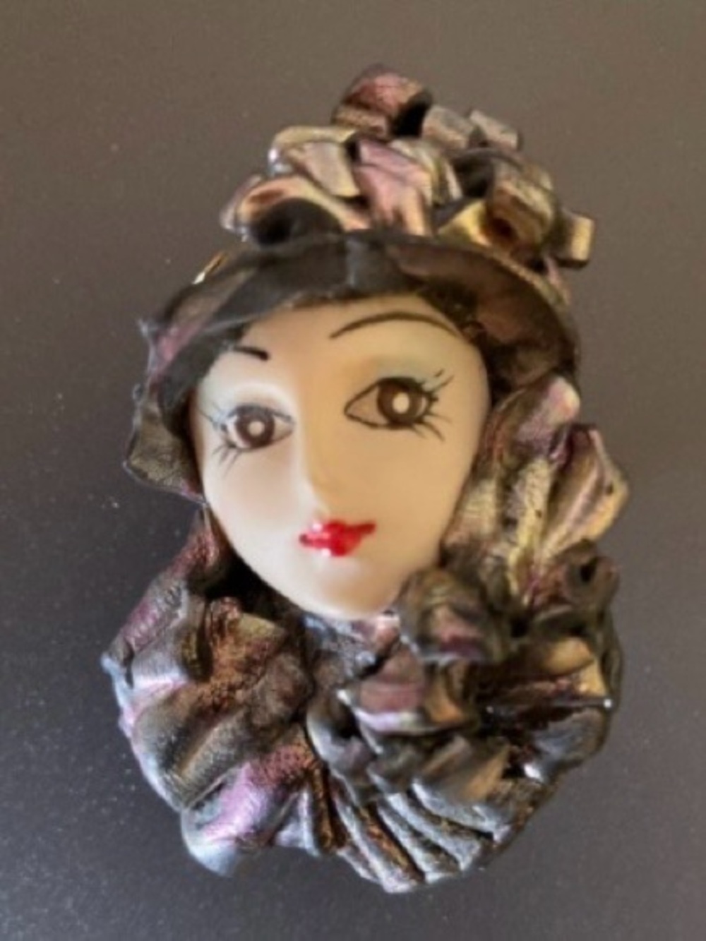 Art Deco - Style Flapper Lady Brooch - Picture 4 of 7